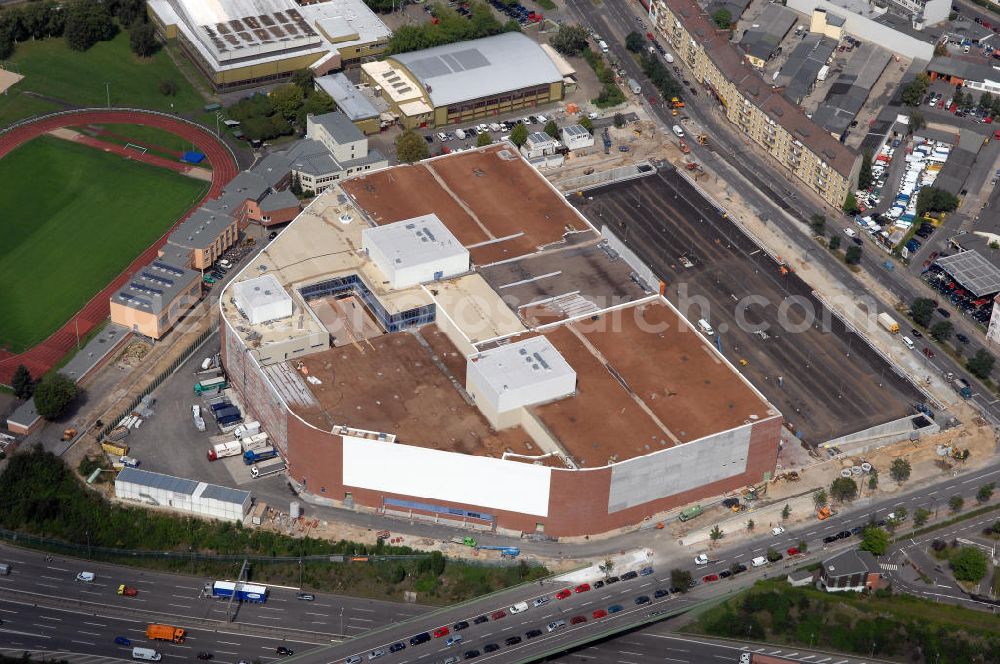 Aerial photograph Berlin - Blick auf die rohbaufertige Baustelle des Möbelhauses Höffner am Sachsendamm (Projektleiterin Renate Pillat von der Krieger Grundstück GmbH).40 000 Quadratmeter Verkaufsfläche und 30 000 Quadratmeter Lagerfläche verteilen sich im fünfgeschossigen Gebäude auf dem 70 000-Quadratmeter-Areal. Investor Kurt Krieger steckt 100 Millionen Euro in das Objekt, das der Flagship-Store der Höffner-Häuser werden soll. Die Eröffnung ist voraussichtlich im zweiten Halbjahr 2006. Der rechteckige Kastenbau soll durch das verbaute weiße und rote Glas transparent wirken. Weißer Beton mit Klinkerecken sorgt für Kontraste. Es gibt sowohl oberirdische Parkplätze als auch Stellplätze in der Tiefgarage. Bezirk und Investor haben vereinbart, daß das Gebäude ein Grasdach bekommen soll. Höffner wird am Sachsendamm, der eigens für das Möbelhaus neue Abbiegespuren erhält, auch Bäume pflanzen. Ausführende Baufirma ist die Klebl GmbH,Gößweinstraße 2,92318 Neumarkt,Tel.: (0 91 81) 9 00-0 frank.michaela@klebl.de,E-Mail: klebl@klebl.de