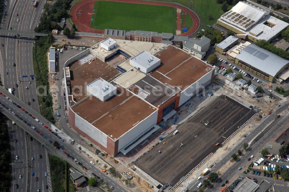 Aerial image Berlin - Blick auf die rohbaufertige Baustelle des Möbelhauses Höffner am Sachsendamm (Projektleiterin Renate Pillat von der Krieger Grundstück GmbH).40 000 Quadratmeter Verkaufsfläche und 30 000 Quadratmeter Lagerfläche verteilen sich im fünfgeschossigen Gebäude auf dem 70 000-Quadratmeter-Areal. Investor Kurt Krieger steckt 100 Millionen Euro in das Objekt, das der Flagship-Store der Höffner-Häuser werden soll. Die Eröffnung ist voraussichtlich im zweiten Halbjahr 2006. Der rechteckige Kastenbau soll durch das verbaute weiße und rote Glas transparent wirken. Weißer Beton mit Klinkerecken sorgt für Kontraste. Es gibt sowohl oberirdische Parkplätze als auch Stellplätze in der Tiefgarage. Bezirk und Investor haben vereinbart, daß das Gebäude ein Grasdach bekommen soll. Höffner wird am Sachsendamm, der eigens für das Möbelhaus neue Abbiegespuren erhält, auch Bäume pflanzen. Ausführende Baufirma ist die Klebl GmbH,Gößweinstraße 2,92318 Neumarkt,Tel.: (0 91 81) 9 00-0 frank.michaela@klebl.de,E-Mail: klebl@klebl.de