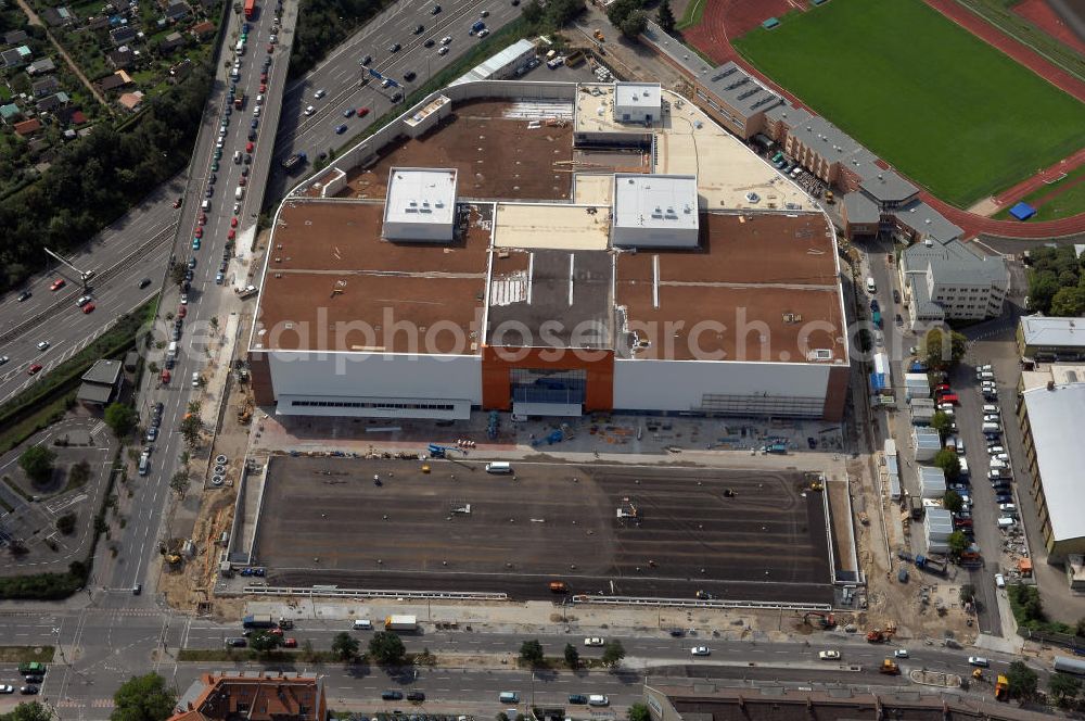 Berlin from above - Blick auf die rohbaufertige Baustelle des Möbelhauses Höffner am Sachsendamm (Projektleiterin Renate Pillat von der Krieger Grundstück GmbH).40 000 Quadratmeter Verkaufsfläche und 30 000 Quadratmeter Lagerfläche verteilen sich im fünfgeschossigen Gebäude auf dem 70 000-Quadratmeter-Areal. Investor Kurt Krieger steckt 100 Millionen Euro in das Objekt, das der Flagship-Store der Höffner-Häuser werden soll. Die Eröffnung ist voraussichtlich im zweiten Halbjahr 2006. Der rechteckige Kastenbau soll durch das verbaute weiße und rote Glas transparent wirken. Weißer Beton mit Klinkerecken sorgt für Kontraste. Es gibt sowohl oberirdische Parkplätze als auch Stellplätze in der Tiefgarage. Bezirk und Investor haben vereinbart, daß das Gebäude ein Grasdach bekommen soll. Höffner wird am Sachsendamm, der eigens für das Möbelhaus neue Abbiegespuren erhält, auch Bäume pflanzen. Ausführende Baufirma ist die Klebl GmbH,Gößweinstraße 2,92318 Neumarkt,Tel.: (0 91 81) 9 00-0 frank.michaela@klebl.de,E-Mail: klebl@klebl.de