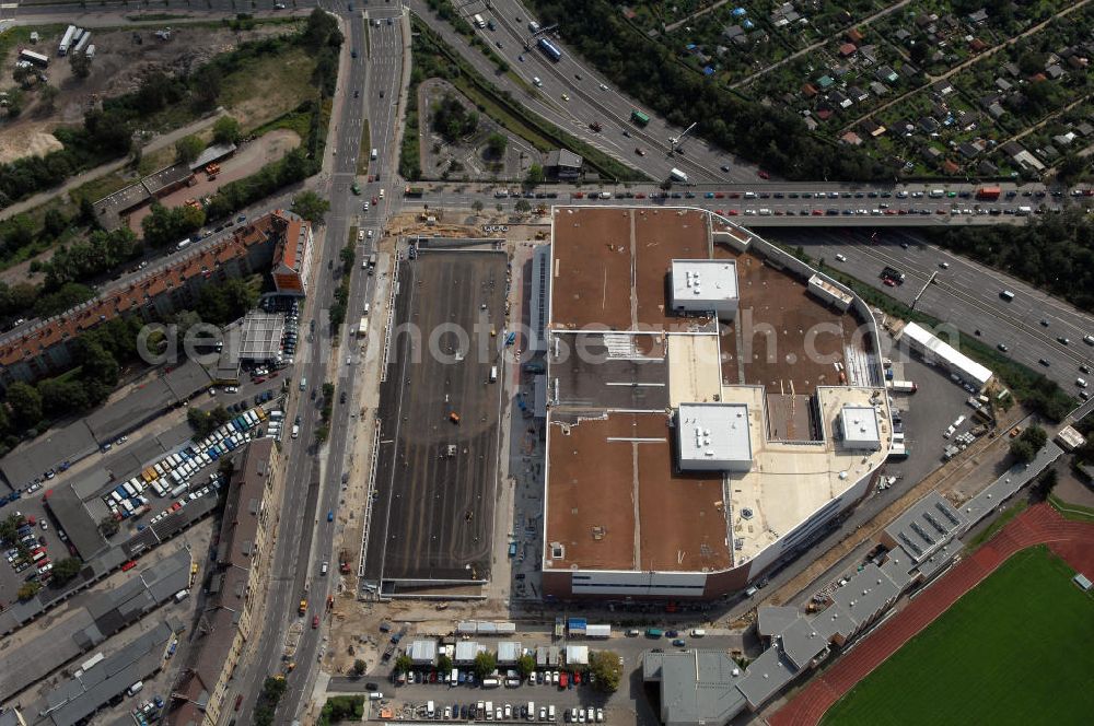 Berlin from above - Blick auf die rohbaufertige Baustelle des Möbelhauses Höffner am Sachsendamm (Projektleiterin Renate Pillat von der Krieger Grundstück GmbH).40 000 Quadratmeter Verkaufsfläche und 30 000 Quadratmeter Lagerfläche verteilen sich im fünfgeschossigen Gebäude auf dem 70 000-Quadratmeter-Areal. Investor Kurt Krieger steckt 100 Millionen Euro in das Objekt, das der Flagship-Store der Höffner-Häuser werden soll. Die Eröffnung ist voraussichtlich im zweiten Halbjahr 2006. Der rechteckige Kastenbau soll durch das verbaute weiße und rote Glas transparent wirken. Weißer Beton mit Klinkerecken sorgt für Kontraste. Es gibt sowohl oberirdische Parkplätze als auch Stellplätze in der Tiefgarage. Bezirk und Investor haben vereinbart, daß das Gebäude ein Grasdach bekommen soll. Höffner wird am Sachsendamm, der eigens für das Möbelhaus neue Abbiegespuren erhält, auch Bäume pflanzen. Ausführende Baufirma ist die Klebl GmbH,Gößweinstraße 2,92318 Neumarkt,Tel.: (0 91 81) 9 00-0 frank.michaela@klebl.de,E-Mail: klebl@klebl.de