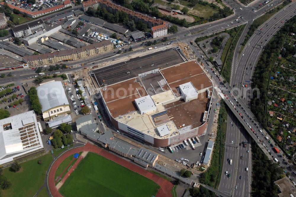 Aerial photograph Berlin - Blick auf die rohbaufertige Baustelle des Möbelhauses Höffner am Sachsendamm (Projektleiterin Renate Pillat von der Krieger Grundstück GmbH).40 000 Quadratmeter Verkaufsfläche und 30 000 Quadratmeter Lagerfläche verteilen sich im fünfgeschossigen Gebäude auf dem 70 000-Quadratmeter-Areal. Investor Kurt Krieger steckt 100 Millionen Euro in das Objekt, das der Flagship-Store der Höffner-Häuser werden soll. Die Eröffnung ist voraussichtlich im zweiten Halbjahr 2006. Der rechteckige Kastenbau soll durch das verbaute weiße und rote Glas transparent wirken. Weißer Beton mit Klinkerecken sorgt für Kontraste. Es gibt sowohl oberirdische Parkplätze als auch Stellplätze in der Tiefgarage. Bezirk und Investor haben vereinbart, daß das Gebäude ein Grasdach bekommen soll. Höffner wird am Sachsendamm, der eigens für das Möbelhaus neue Abbiegespuren erhält, auch Bäume pflanzen. Ausführende Baufirma ist die Klebl GmbH,Gößweinstraße 2,92318 Neumarkt,Tel.: (0 91 81) 9 00-0 frank.michaela@klebl.de,E-Mail: klebl@klebl.de