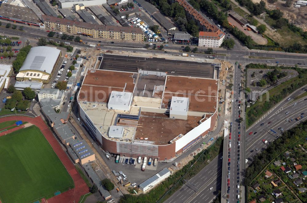 Berlin from above - Blick auf die rohbaufertige Baustelle des Möbelhauses Höffner am Sachsendamm (Projektleiterin Renate Pillat von der Krieger Grundstück GmbH).40 000 Quadratmeter Verkaufsfläche und 30 000 Quadratmeter Lagerfläche verteilen sich im fünfgeschossigen Gebäude auf dem 70 000-Quadratmeter-Areal. Investor Kurt Krieger steckt 100 Millionen Euro in das Objekt, das der Flagship-Store der Höffner-Häuser werden soll. Die Eröffnung ist voraussichtlich im zweiten Halbjahr 2006. Der rechteckige Kastenbau soll durch das verbaute weiße und rote Glas transparent wirken. Weißer Beton mit Klinkerecken sorgt für Kontraste. Es gibt sowohl oberirdische Parkplätze als auch Stellplätze in der Tiefgarage. Bezirk und Investor haben vereinbart, daß das Gebäude ein Grasdach bekommen soll. Höffner wird am Sachsendamm, der eigens für das Möbelhaus neue Abbiegespuren erhält, auch Bäume pflanzen. Ausführende Baufirma ist die Klebl GmbH,Gößweinstraße 2,92318 Neumarkt,Tel.: (0 91 81) 9 00-0 frank.michaela@klebl.de,E-Mail: klebl@klebl.de