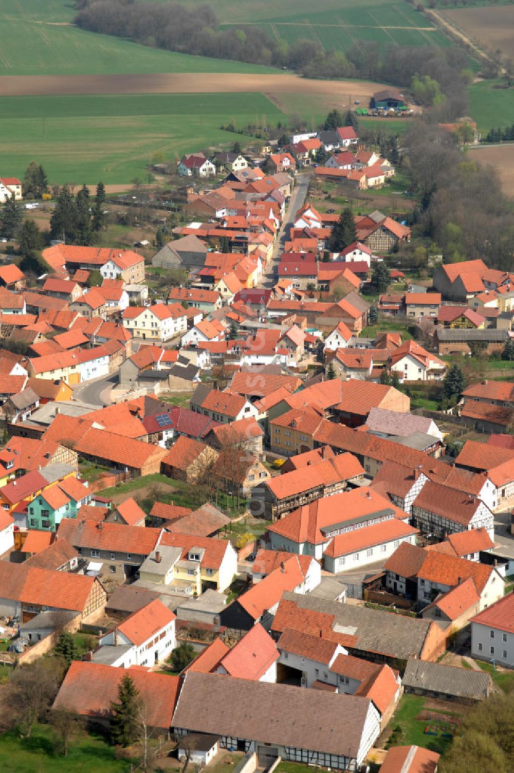 Neunheiligen from the bird's eye view: Blick auf die Ortschaft Neunheiligen im Unstrut-Hainich-Kreis. Der Ort gehört zur Verwaltungsgemeinschaft Schlottheim und hat 514 Einwohner. PLZ 99994