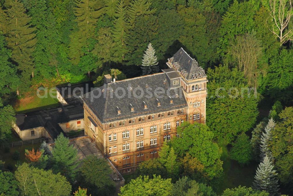 Aerial photograph Bad Schlema - Blick auf Verwaltungsgebäude des alten Nachtsanatorium an der Auer Talstrasse. Das seit 7 Jahren leerstehende Gebäude befindet sich im Besitz der St. Jacobus Denkmalgesellschaft m.b.H. (66538 Neunkirchen, Vogelstr. 4-8)