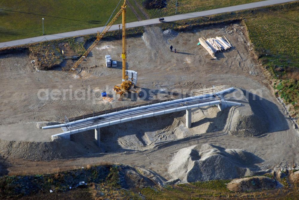 Neuried from above - Blick auf eine Fußgängerbrücke in Neuried.