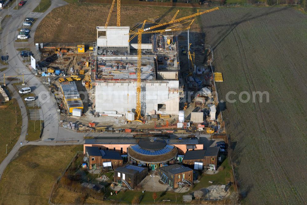 Neuried from above - Blick auf die Baustelle des Pfarrzentrum, davor die Kindertagesstätte am Maxhofweg. Kontakt: Kindergarten und Kinderkrippe am Maxhofweg, Goriweg 2, v82061 Neuried, Tel. 089 74529758