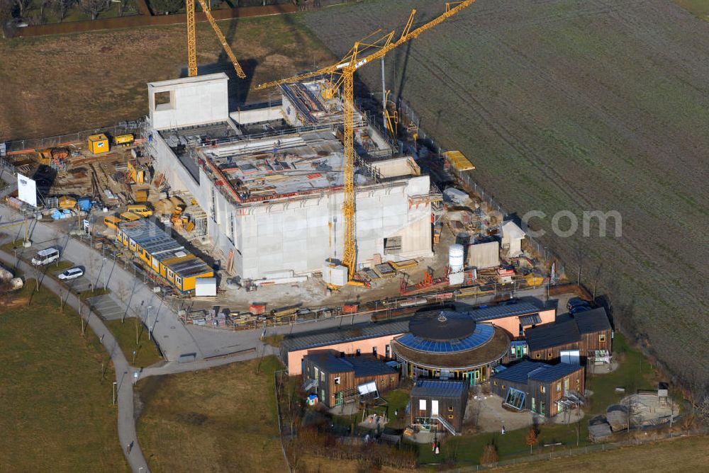 Neuried from the bird's eye view: Blick auf die Baustelle des Pfarrzentrum, davor die Kindertagesstätte am Maxhofweg. Kontakt: Kindergarten und Kinderkrippe am Maxhofweg, Goriweg 2, v82061 Neuried, Tel. 089 74529758