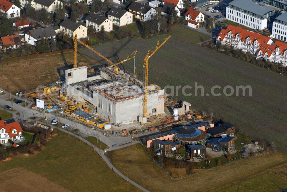 Aerial image Neuried - Blick auf die Baustelle des Pfarrzentrum, davor die Kindertagesstätte am Maxhofweg. Kontakt: Kindergarten und Kinderkrippe am Maxhofweg, Goriweg 2, v82061 Neuried, Tel. 089 74529758