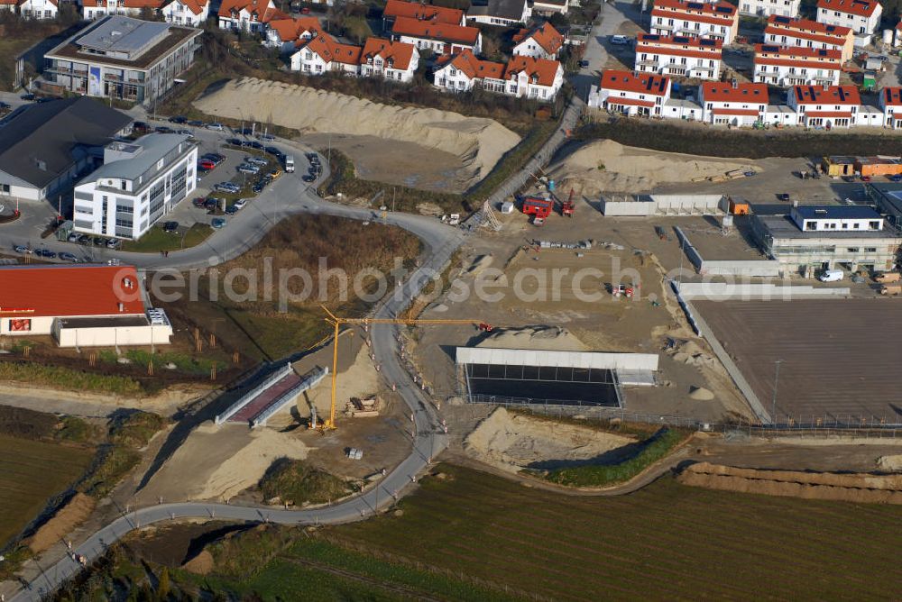 Neuried from the bird's eye view: Blick auf den Erweiterungsbau der M4 mit der Überführungsbrücke an der Parkstraße, rechts daneben die Baustelle des Sport- und Freizeitzentrum.