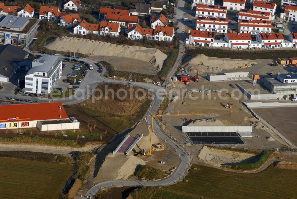 Aerial image Neuried - Blick auf den Erweiterungsbau der M4 mit der Überführungsbrücke an der Parkstraße, rechts daneben die Baustelle des Sport- und Freizeitzentrum.