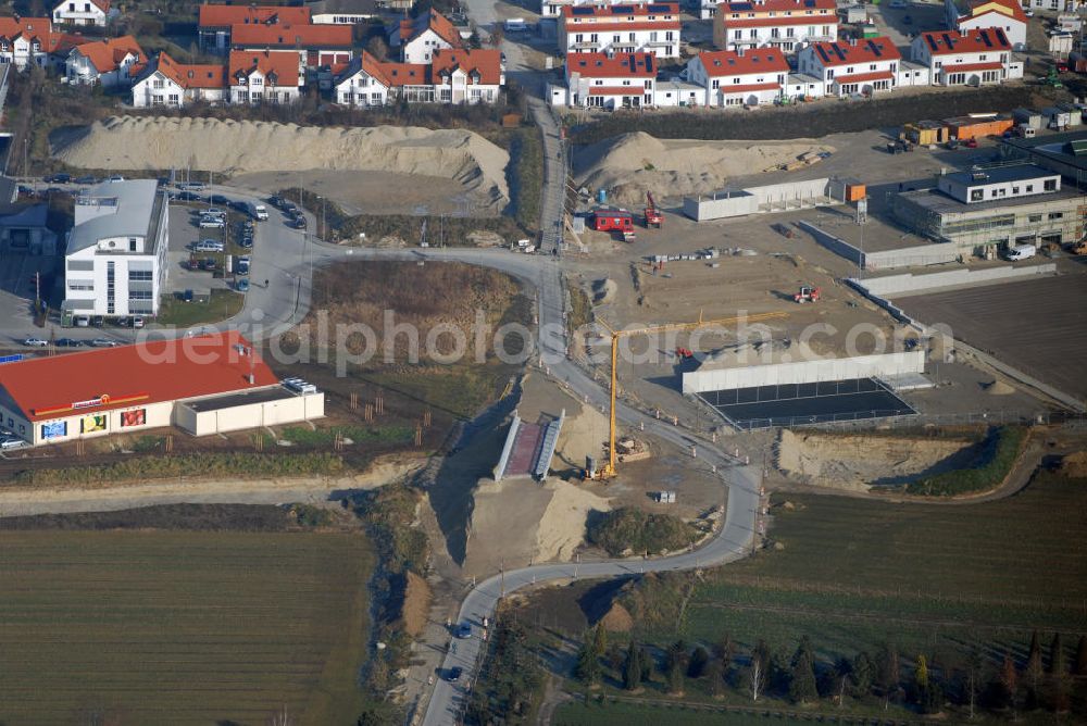 Aerial photograph Neuried - Blick auf den Erweiterungsbau der M4 mit der Überführungsbrücke an der Parkstraße, rechts daneben die Baustelle des Sport- und Freizeitzentrum.