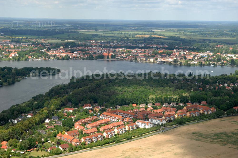 Aerial image Neuruppin - Blick über eine Neubau-Wohnsiedlung mit Mehrfamilienhäuser und Einfamilienhäuser auf die Wuthenower Lanke, ein Seitenarm des Ruppiner See. Am direkt gegenüber liegenden Seeufer befindet sich die Kernstadt von Neuruppin.