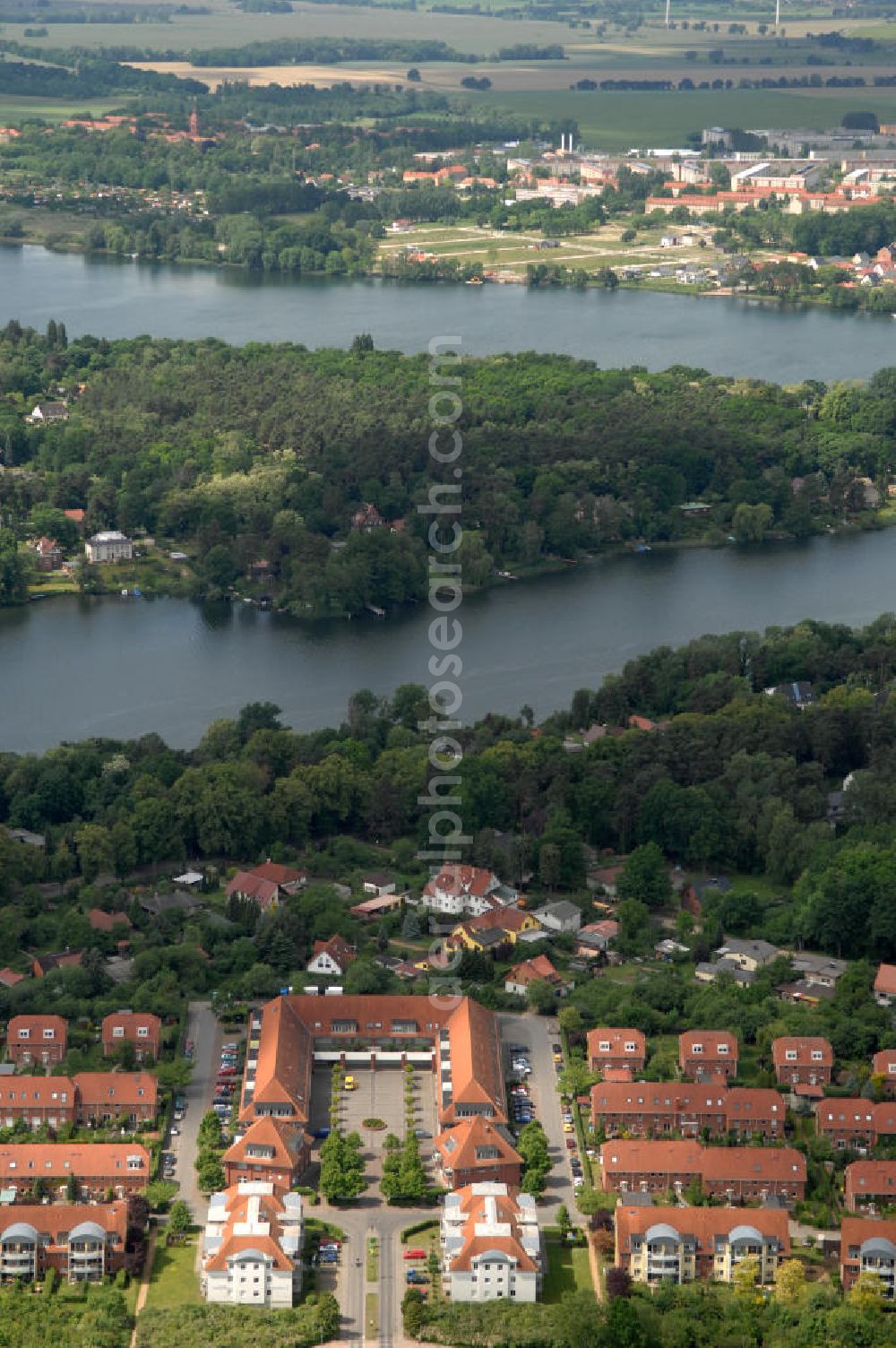 Neuruppin from above - Blick über eine Neubau-Wohnsiedlung mit Mehrfamilienhäuser und Einfamilienhäuser auf die Wuthenower Lanke, ein Seitenarm des Ruppiner See. Am direkt gegenüber liegenden Seeufer befindet sich die Kernstadt von Neuruppin.