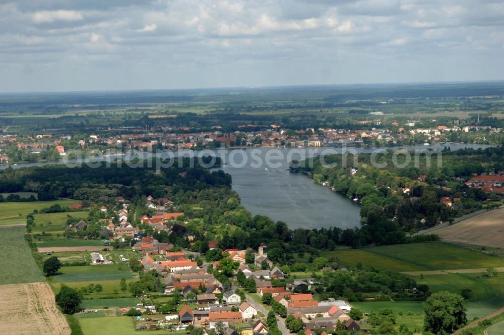 Aerial image Neuruppin - Blick über Wohnbauten an der Dorfstrasse im Ortsteil Wuthenow der brandenburgischen Kreisstadt Neuruppin im Landkreis Ostprignitz-Ruppin; auf die Wuthenower Lanke, ein Seitenarm des Ruppiner See. Am direkt gegenüber liegenden Seeufer befindet sich die Kernstadt von Neuruppin.