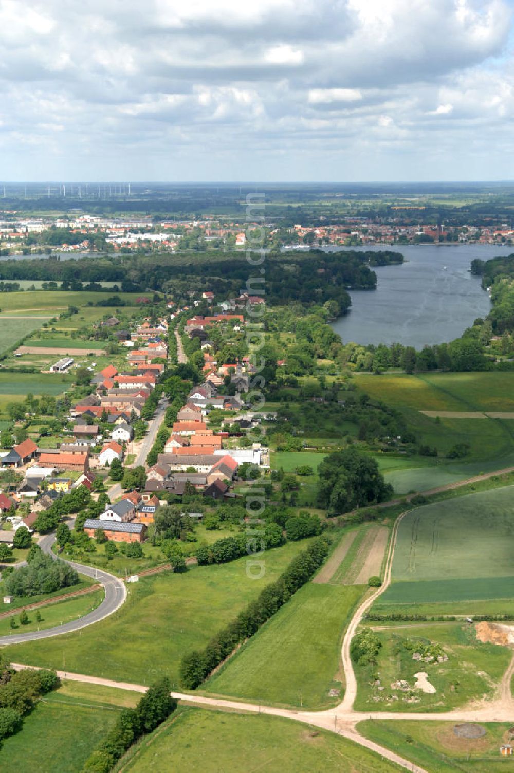 Neuruppin from above - Blick über Wohnbauten an der Dorfstrasse im Ortsteil Wuthenow der brandenburgischen Kreisstadt Neuruppin im Landkreis Ostprignitz-Ruppin; auf die Wuthenower Lanke, ein Seitenarm des Ruppiner See. Am direkt gegenüber liegenden Seeufer befindet sich die Kernstadt von Neuruppin.