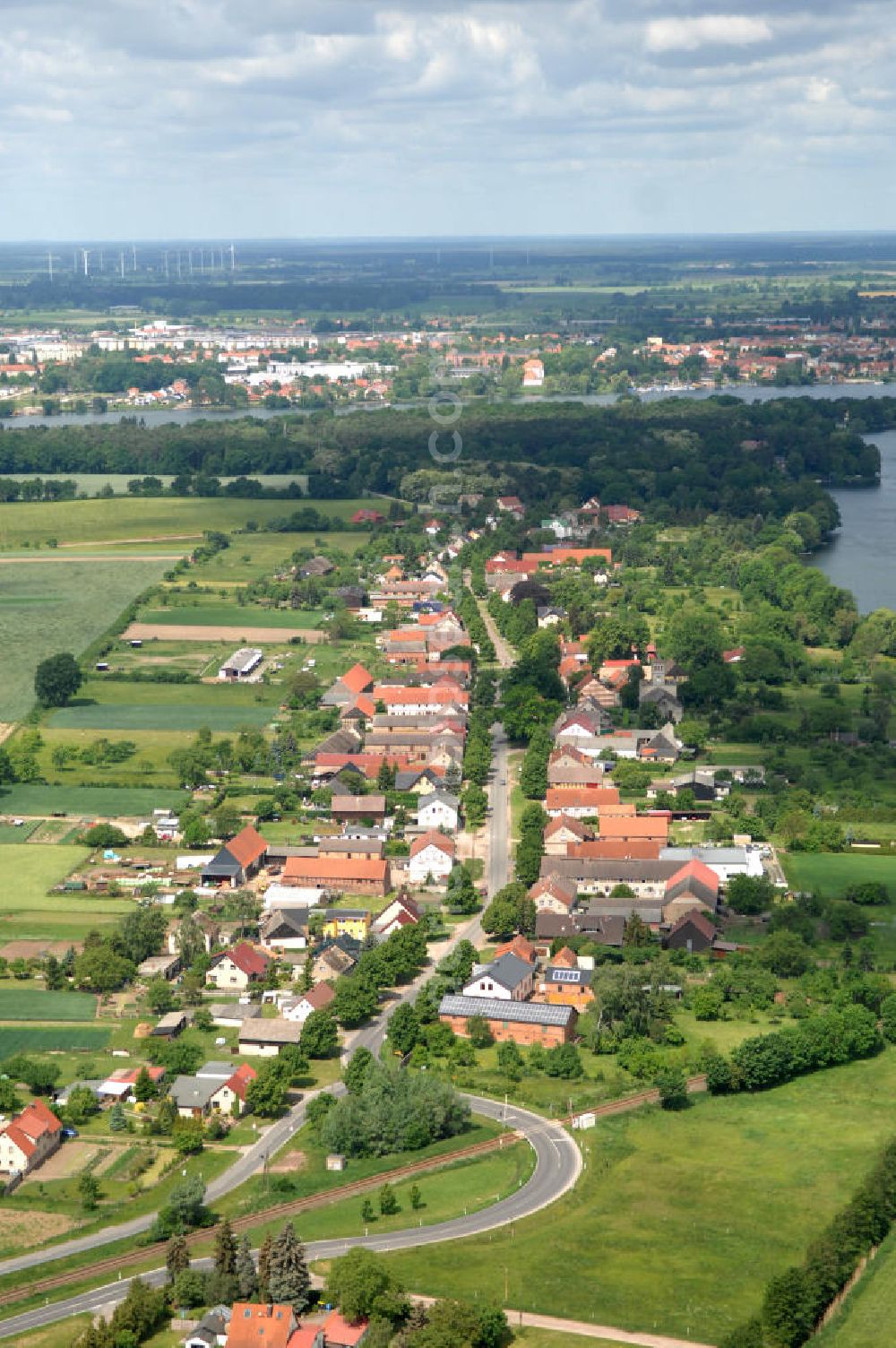 Neuruppin from the bird's eye view: Blick über Wohnbauten an der Dorfstrasse im Ortsteil Wuthenow der brandenburgischen Kreisstadt Neuruppin im Landkreis Ostprignitz-Ruppin; auf den Ruppiner See. Am direkt gegenüber liegenden Seeufer befindet sich die Kernstadt von Neuruppin.