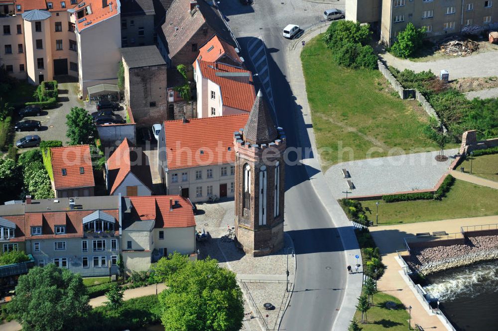 Brandenburg from the bird's eye view: Der Neustädter Mühlentorturm war ein Teil der Stadtmauer der Neustadt Brandenburg. Er wurde im Stil der Spätgotik vom Bauherren Nikolaus Kraft errichtet. Sein Grundriss ist achteckig und er besteht aus Backstein. The Neustaedter Muehlentorturm used to be a part of the town wall of Neustadt Brandenburg. It was built during the time of late Gothic by Nikolaus Kraft. Its layout is octagonal and the tower is made of brick.