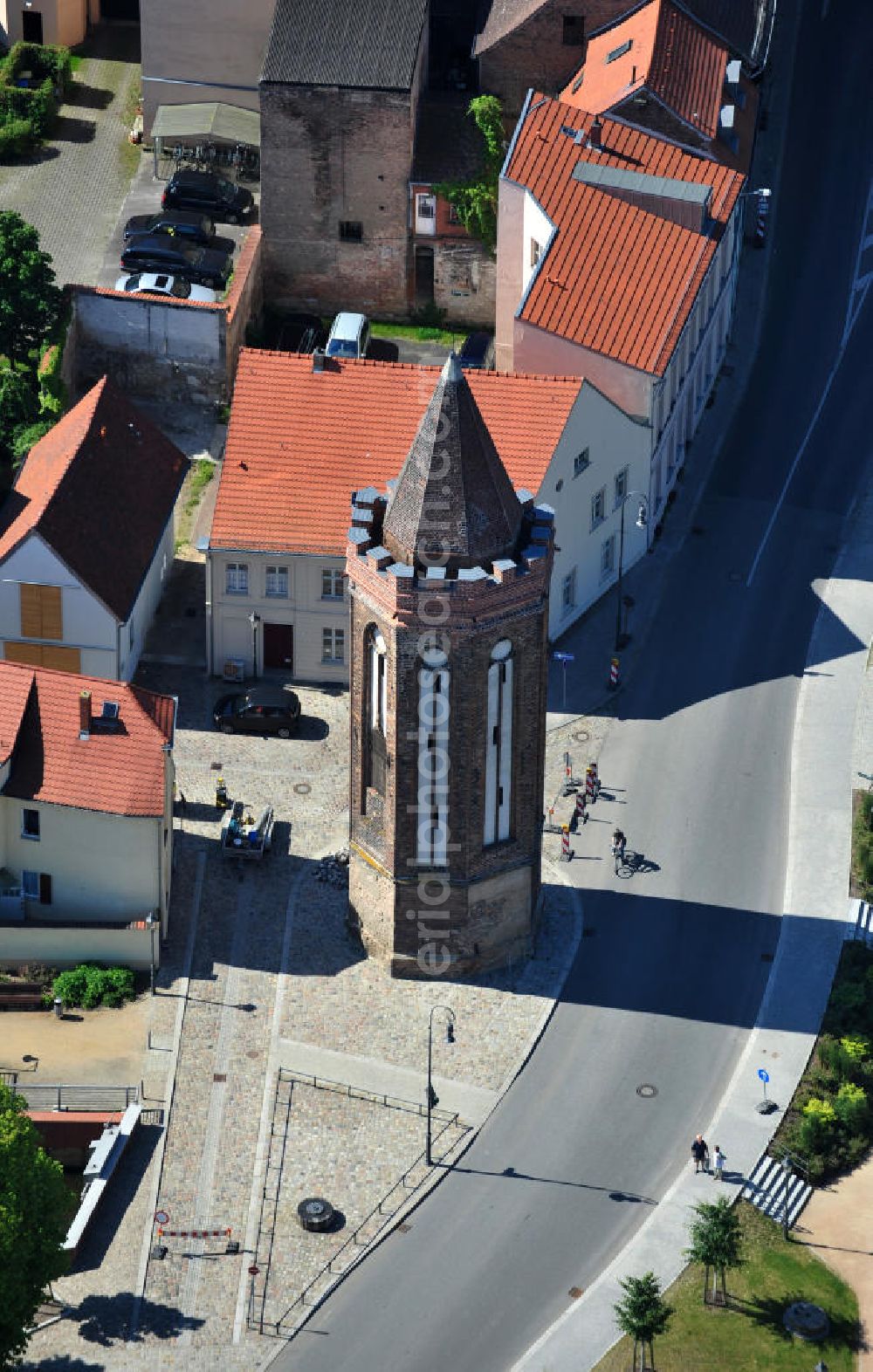 Aerial image Brandenburg - Der Neustädter Mühlentorturm war ein Teil der Stadtmauer der Neustadt Brandenburg. Er wurde im Stil der Spätgotik vom Bauherren Nikolaus Kraft errichtet. Sein Grundriss ist achteckig und er besteht aus Backstein. The Neustaedter Muehlentorturm used to be a part of the town wall of Neustadt Brandenburg. It was built during the time of late Gothic by Nikolaus Kraft. Its layout is octagonal and the tower is made of brick.