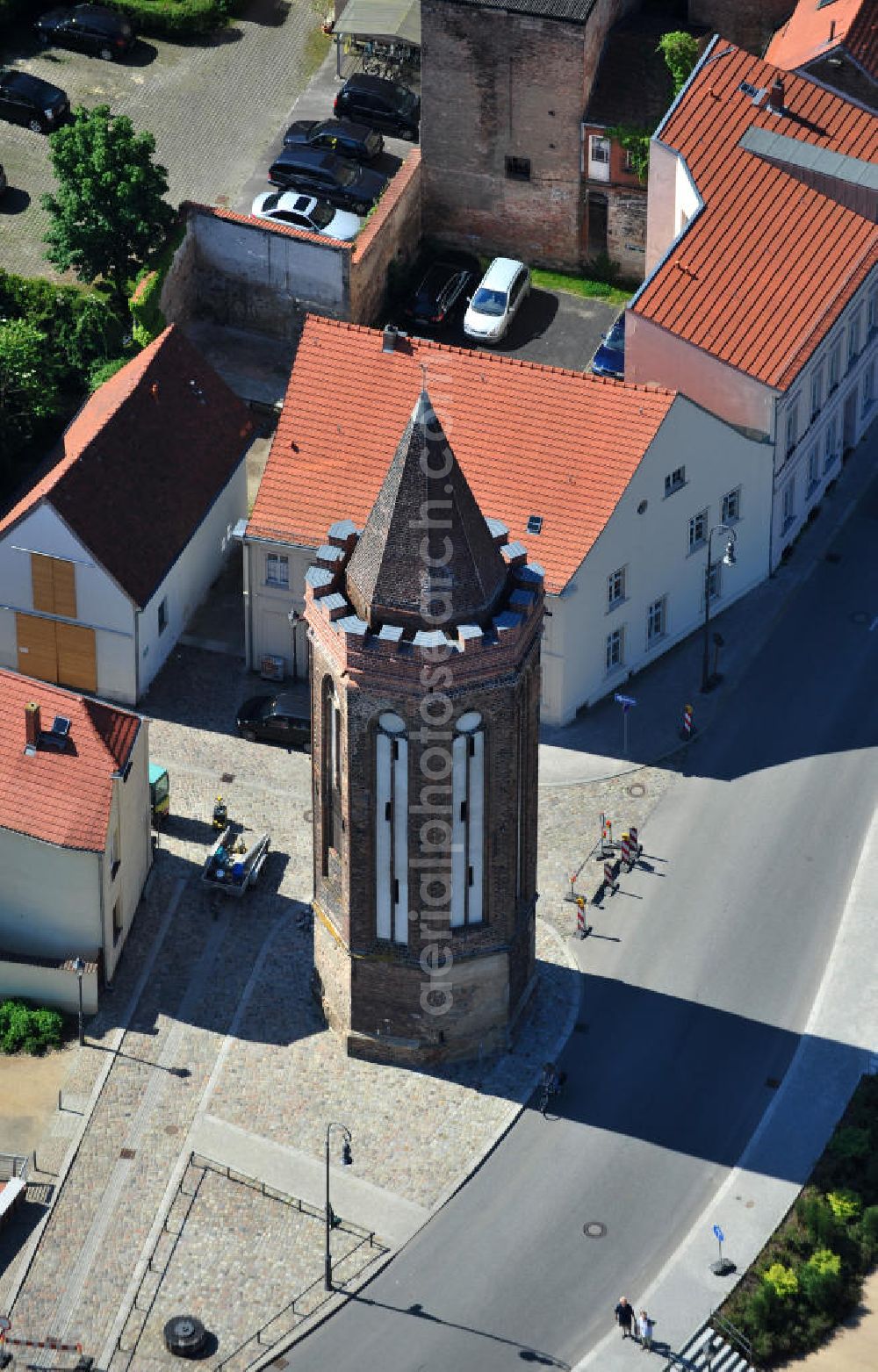 Aerial photograph Brandenburg - Der Neustädter Mühlentorturm war ein Teil der Stadtmauer der Neustadt Brandenburg. Er wurde im Stil der Spätgotik vom Bauherren Nikolaus Kraft errichtet. Sein Grundriss ist achteckig und er besteht aus Backstein. The Neustaedter Muehlentorturm used to be a part of the town wall of Neustadt Brandenburg. It was built during the time of late Gothic by Nikolaus Kraft. Its layout is octagonal and the tower is made of brick.