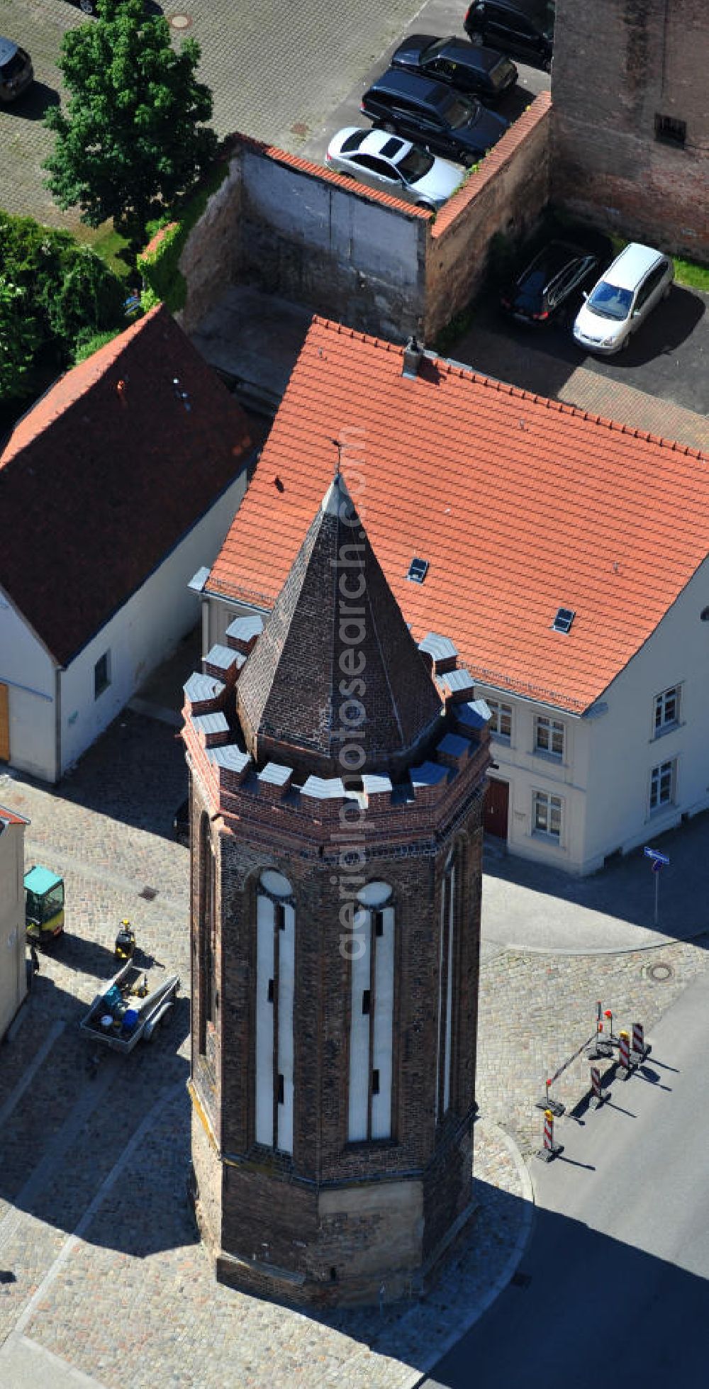 Brandenburg from above - Der Neustädter Mühlentorturm war ein Teil der Stadtmauer der Neustadt Brandenburg. Er wurde im Stil der Spätgotik vom Bauherren Nikolaus Kraft errichtet. Sein Grundriss ist achteckig und er besteht aus Backstein. The Neustaedter Muehlentorturm used to be a part of the town wall of Neustadt Brandenburg. It was built during the time of late Gothic by Nikolaus Kraft. Its layout is octagonal and the tower is made of brick.