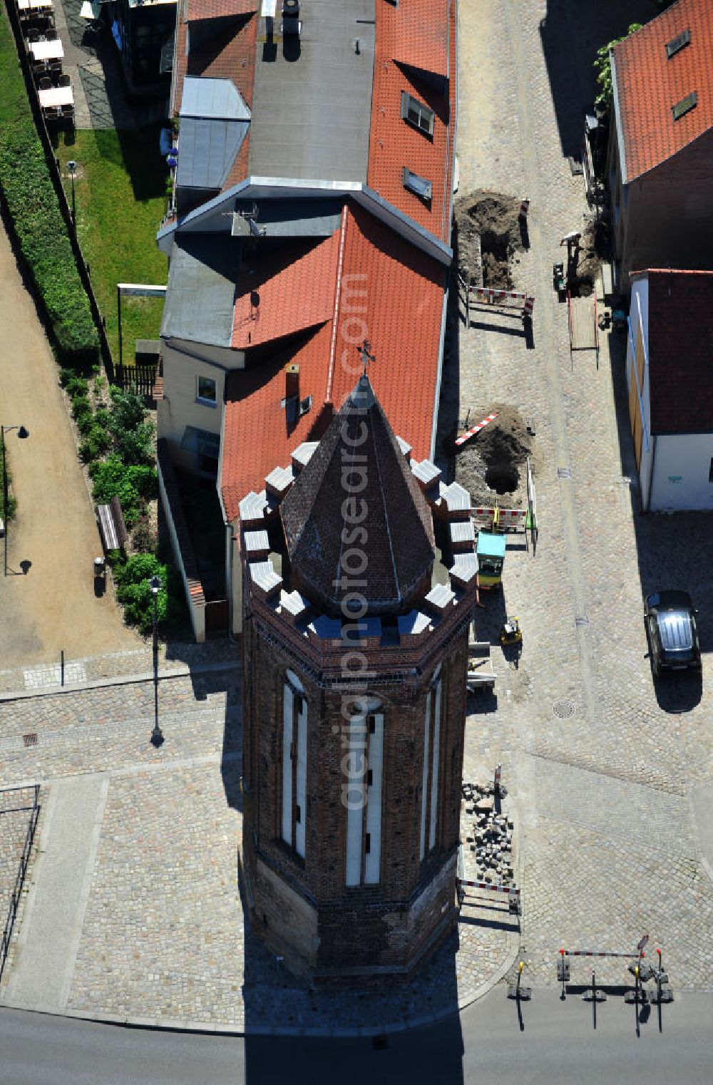 Brandenburg from the bird's eye view: Der Neustädter Mühlentorturm war ein Teil der Stadtmauer der Neustadt Brandenburg. Er wurde im Stil der Spätgotik vom Bauherren Nikolaus Kraft errichtet. Sein Grundriss ist achteckig und er besteht aus Backstein. The Neustaedter Muehlentorturm used to be a part of the town wall of Neustadt Brandenburg. It was built during the time of late Gothic by Nikolaus Kraft. Its layout is octagonal and the tower is made of brick.