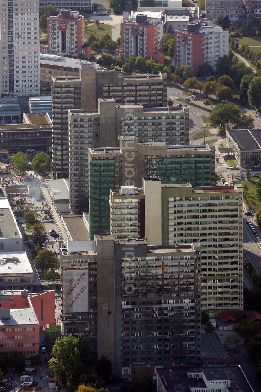 Aerial photograph Halle - Neustadt - Blick auf die Wohnhochhäuser an den Neustädter Passagen. Die als Scheiben bekannten Hochhäuser im Zentrum des Hallenser Stadtteils Neustadt sollen wegen des hohen Leerstandes und Sanierungsbedarfes verkauft oder abgerissen werden. View of the residential towers to the New Town passages. As slices known skyscrapers in the center of the district of Halle Neustadt to be due to the high vacancy rate and demand remediation sold or demolished.