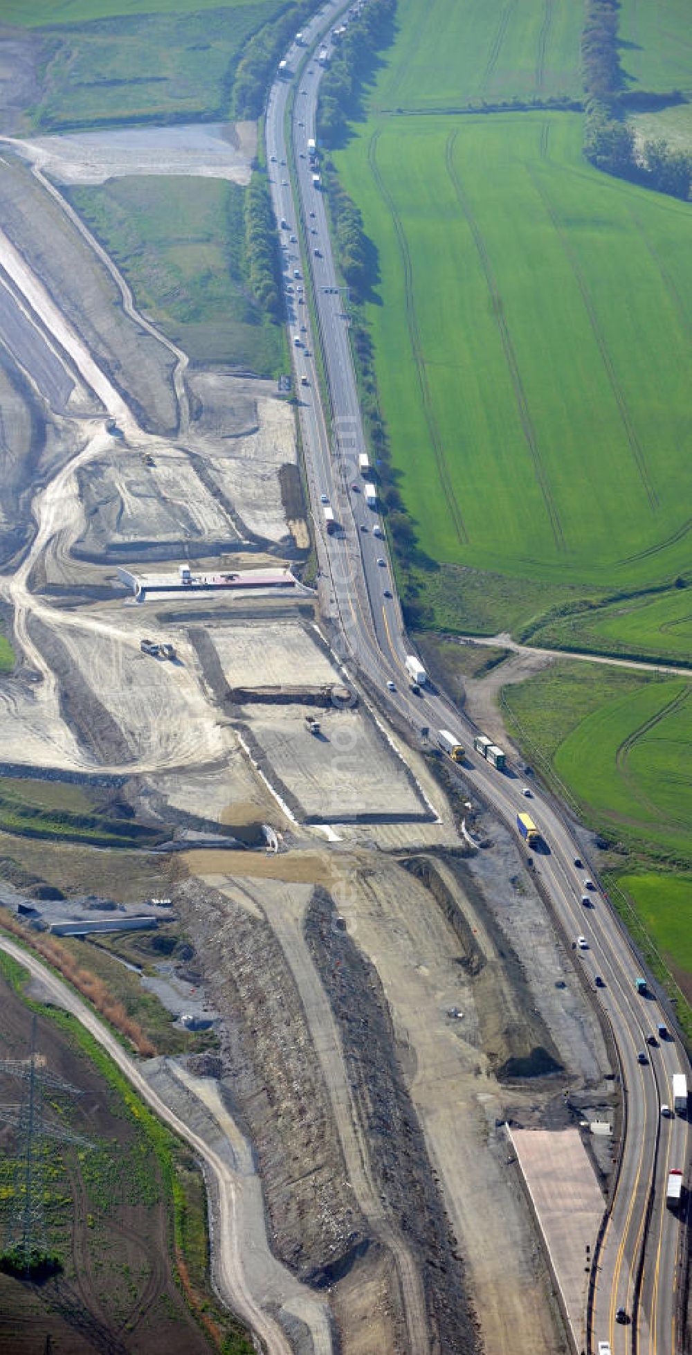 Magdala from the bird's eye view: Blick auf die Bauarbeiten zur Neutrassierung / Verlegung der Bundesautobahn BAB A4 zwischen den Anschlussstellen AS Magdala und Jena/Göschwitz. Bauherr des sechstreifiger Neubau des Autobahnabschnittes ist die DEGES Deutsche Einheit Fernstraßenplanungs- und -bau GmbH. Construction work on the realignment / relocation of the federal motorway A4 motorway between junctions AS Magdalene and Jena / Göschwitz. Die Ingenieurgruppe BEB ist mit der Projektsteuerung beauftragt.