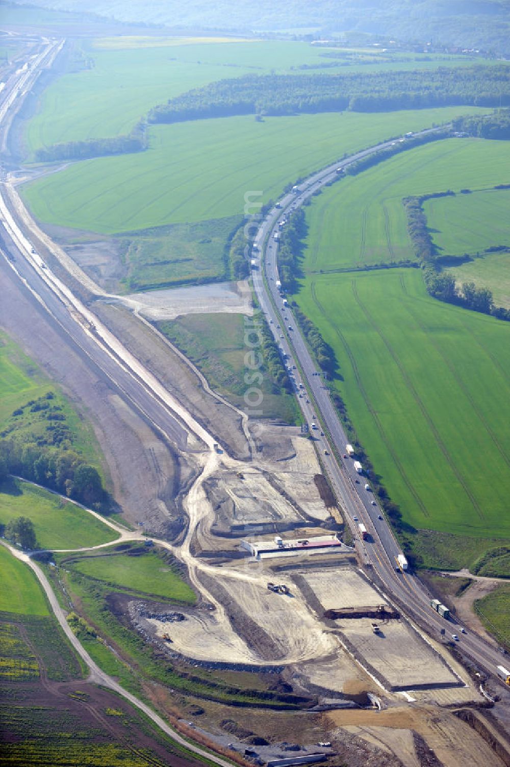 Aerial photograph Magdala - Blick auf die Bauarbeiten zur Neutrassierung / Verlegung der Bundesautobahn BAB A4 zwischen den Anschlussstellen AS Magdala und Jena/Göschwitz. Bauherr des sechstreifiger Neubau des Autobahnabschnittes ist die DEGES Deutsche Einheit Fernstraßenplanungs- und -bau GmbH. Construction work on the realignment / relocation of the federal motorway A4 motorway between junctions AS Magdalene and Jena / Göschwitz. Die Ingenieurgruppe BEB ist mit der Projektsteuerung beauftragt.