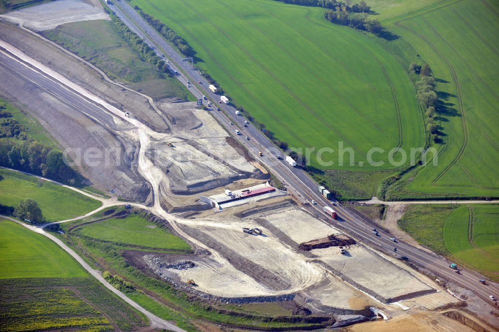 Magdala from the bird's eye view: Blick auf die Bauarbeiten zur Neutrassierung / Verlegung der Bundesautobahn BAB A4 zwischen den Anschlussstellen AS Magdala und Jena/Göschwitz. Bauherr des sechstreifiger Neubau des Autobahnabschnittes ist die DEGES Deutsche Einheit Fernstraßenplanungs- und -bau GmbH. Construction work on the realignment / relocation of the federal motorway A4 motorway between junctions AS Magdalene and Jena / Göschwitz. Die Ingenieurgruppe BEB ist mit der Projektsteuerung beauftragt.