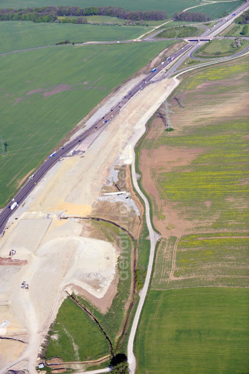 Magdala from above - Blick auf die Bauarbeiten zur Neutrassierung / Verlegung der Bundesautobahn BAB A4 zwischen den Anschlussstellen AS Magdala und Jena/Göschwitz. Bauherr des sechstreifiger Neubau des Autobahnabschnittes ist die DEGES Deutsche Einheit Fernstraßenplanungs- und -bau GmbH. Construction work on the realignment / relocation of the federal motorway A4 motorway between junctions AS Magdalene and Jena / Göschwitz. Die Ingenieurgruppe BEB ist mit der Projektsteuerung beauftragt.