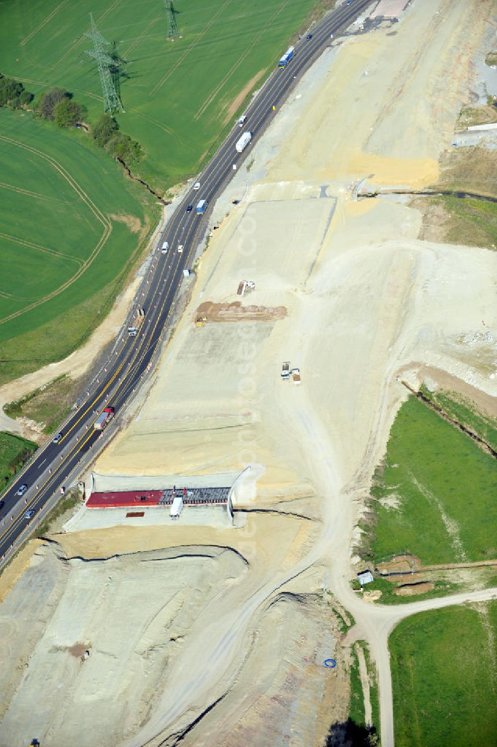 Magdala from the bird's eye view: Blick auf die Bauarbeiten zur Neutrassierung / Verlegung der Bundesautobahn BAB A4 zwischen den Anschlussstellen AS Magdala und Jena/Göschwitz. Bauherr des sechstreifiger Neubau des Autobahnabschnittes ist die DEGES Deutsche Einheit Fernstraßenplanungs- und -bau GmbH. Construction work on the realignment / relocation of the federal motorway A4 motorway between junctions AS Magdalene and Jena / Göschwitz. Die Ingenieurgruppe BEB ist mit der Projektsteuerung beauftragt.