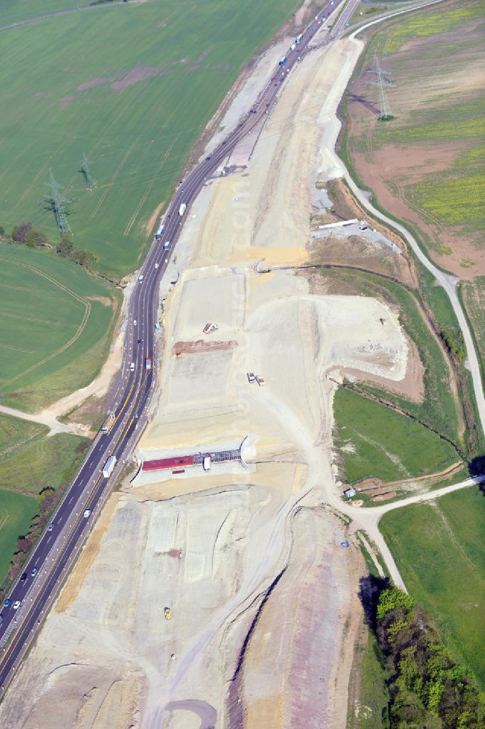 Magdala from above - Blick auf die Bauarbeiten zur Neutrassierung / Verlegung der Bundesautobahn BAB A4 zwischen den Anschlussstellen AS Magdala und Jena/Göschwitz. Bauherr des sechstreifiger Neubau des Autobahnabschnittes ist die DEGES Deutsche Einheit Fernstraßenplanungs- und -bau GmbH. Construction work on the realignment / relocation of the federal motorway A4 motorway between junctions AS Magdalene and Jena / Göschwitz. Die Ingenieurgruppe BEB ist mit der Projektsteuerung beauftragt.