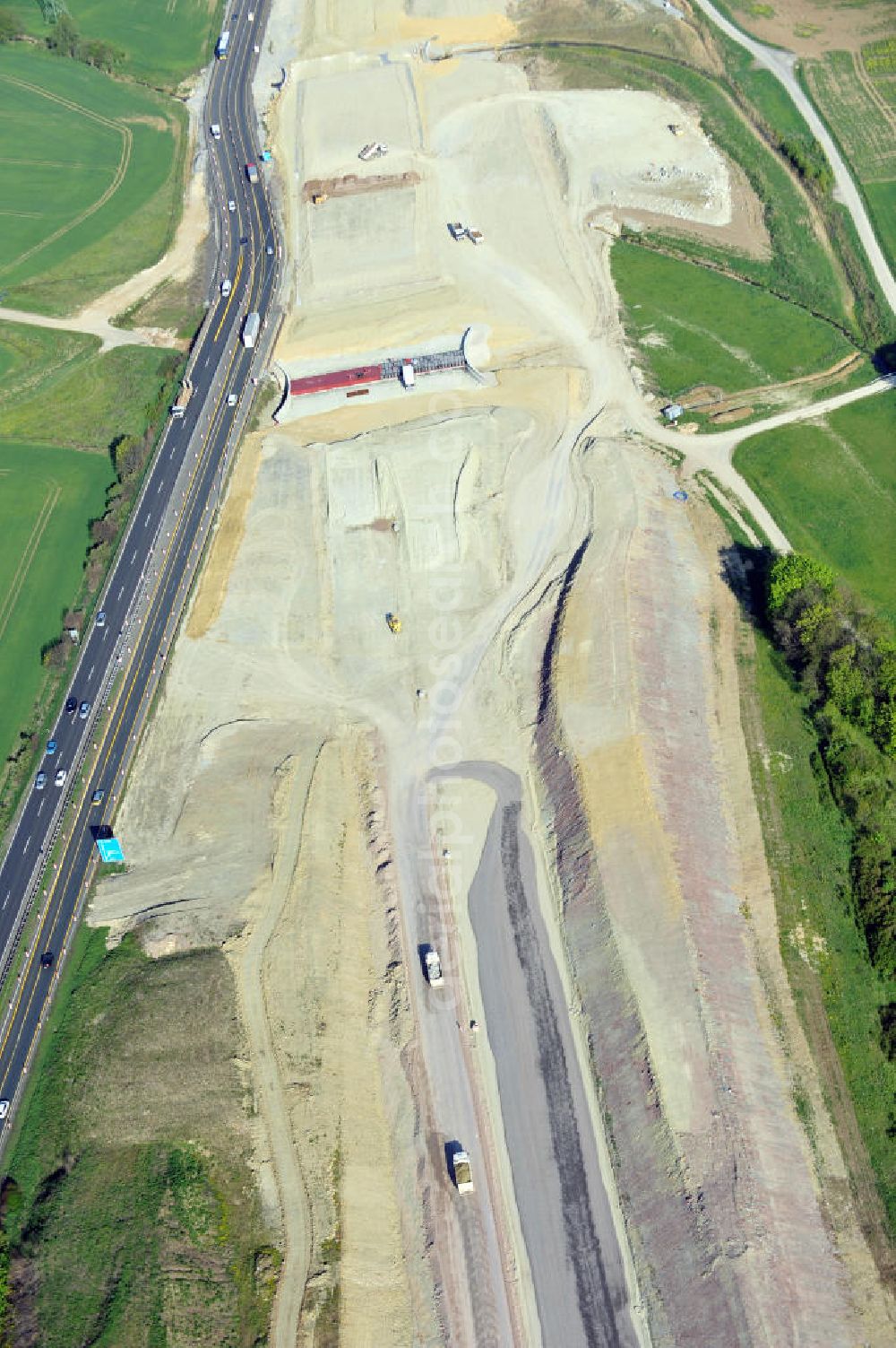 Magdala from the bird's eye view: Blick auf die Bauarbeiten zur Neutrassierung / Verlegung der Bundesautobahn BAB A4 zwischen den Anschlussstellen AS Magdala und Jena/Göschwitz. Bauherr des sechstreifiger Neubau des Autobahnabschnittes ist die DEGES Deutsche Einheit Fernstraßenplanungs- und -bau GmbH. Construction work on the realignment / relocation of the federal motorway A4 motorway between junctions AS Magdalene and Jena / Göschwitz. Die Ingenieurgruppe BEB ist mit der Projektsteuerung beauftragt.