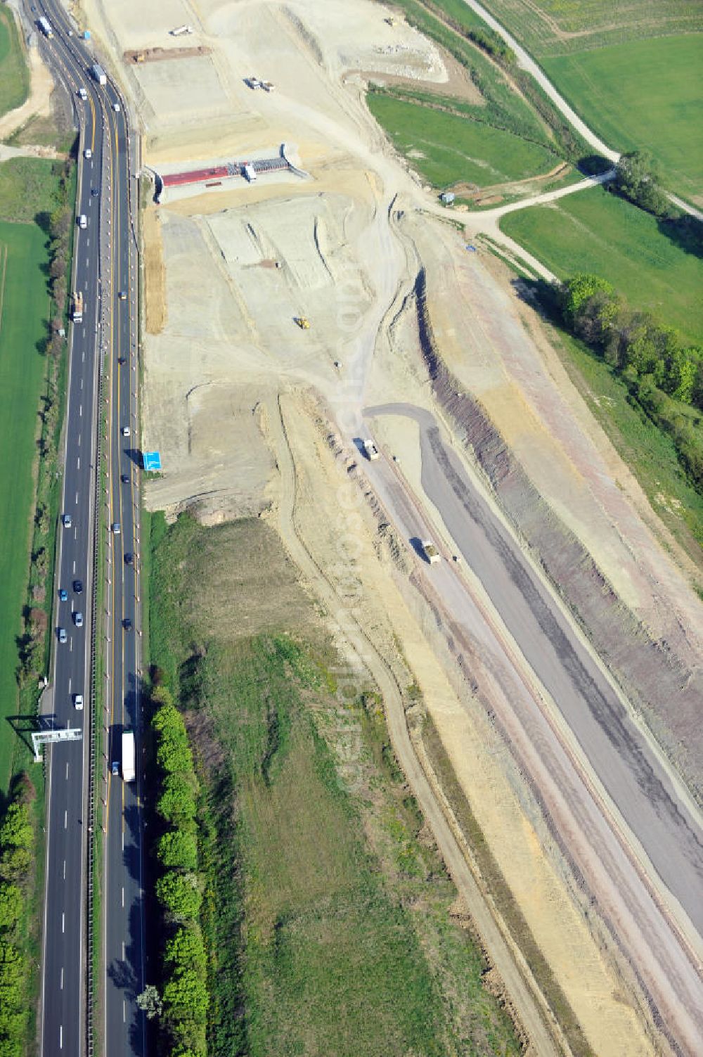 Aerial image Magdala - Blick auf die Bauarbeiten zur Neutrassierung / Verlegung der Bundesautobahn BAB A4 zwischen den Anschlussstellen AS Magdala und Jena/Göschwitz. Bauherr des sechstreifiger Neubau des Autobahnabschnittes ist die DEGES Deutsche Einheit Fernstraßenplanungs- und -bau GmbH. Construction work on the realignment / relocation of the federal motorway A4 motorway between junctions AS Magdalene and Jena / Göschwitz. Die Ingenieurgruppe BEB ist mit der Projektsteuerung beauftragt.