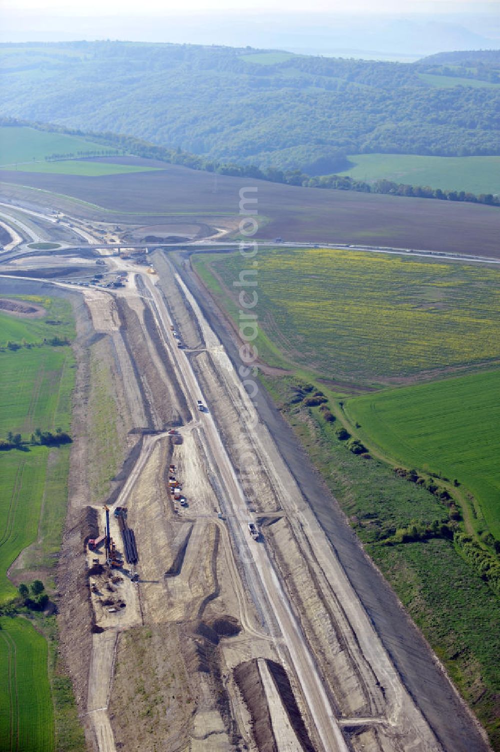 Aerial photograph Magdala - Blick auf die Bauarbeiten zur Neutrassierung / Verlegung der Bundesautobahn BAB A4 zwischen den Anschlussstellen AS Magdala und Jena/Göschwitz. Bauherr des sechstreifiger Neubau des Autobahnabschnittes ist die DEGES Deutsche Einheit Fernstraßenplanungs- und -bau GmbH. Construction work on the realignment / relocation of the federal motorway A4 motorway between junctions AS Magdalene and Jena / Göschwitz. Die Ingenieurgruppe BEB ist mit der Projektsteuerung beauftragt.