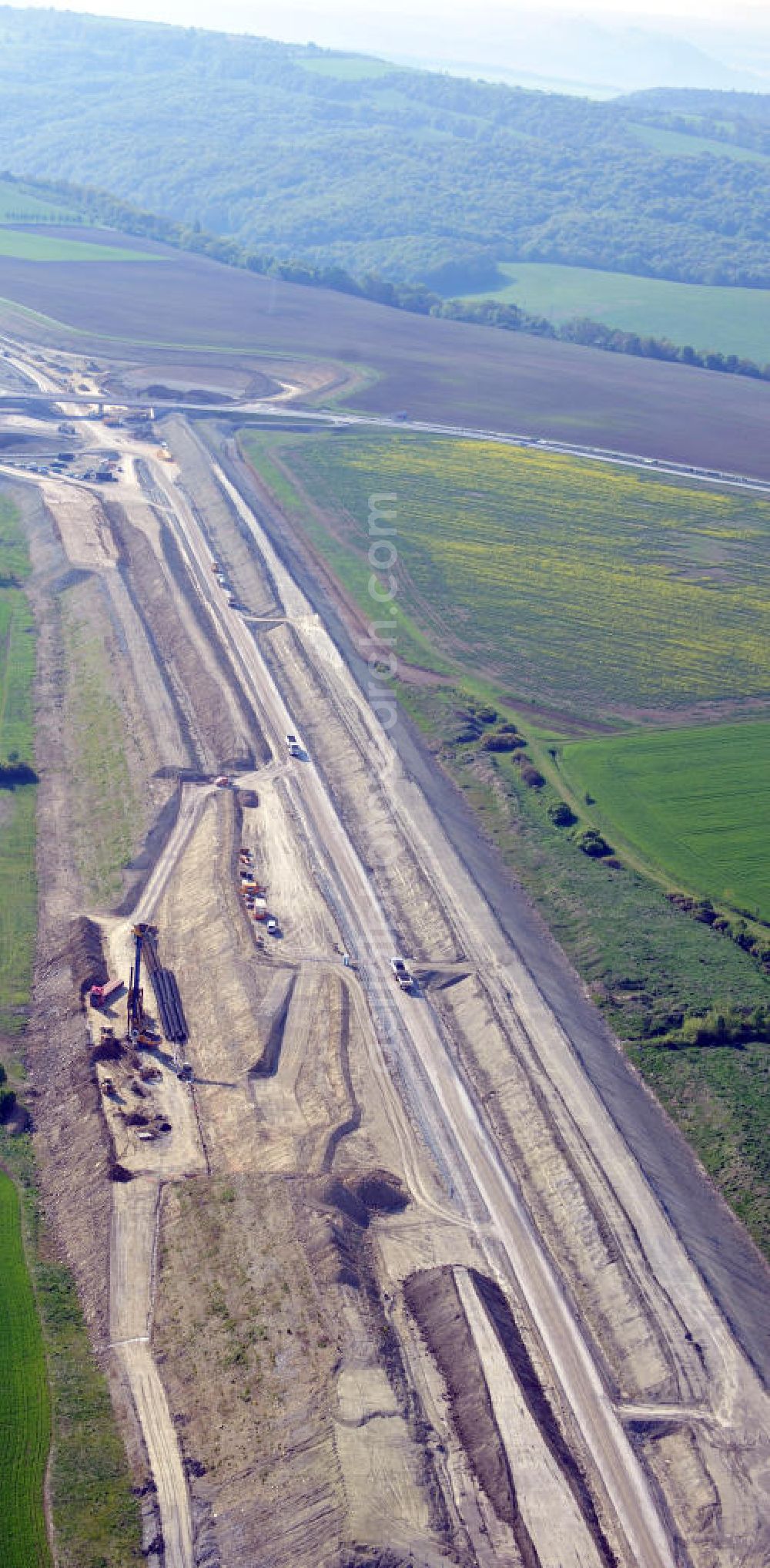 Magdala from above - Blick auf die Bauarbeiten zur Neutrassierung / Verlegung der Bundesautobahn BAB A4 zwischen den Anschlussstellen AS Magdala und Jena/Göschwitz. Bauherr des sechstreifiger Neubau des Autobahnabschnittes ist die DEGES Deutsche Einheit Fernstraßenplanungs- und -bau GmbH. Construction work on the realignment / relocation of the federal motorway A4 motorway between junctions AS Magdalene and Jena / Göschwitz. Die Ingenieurgruppe BEB ist mit der Projektsteuerung beauftragt.