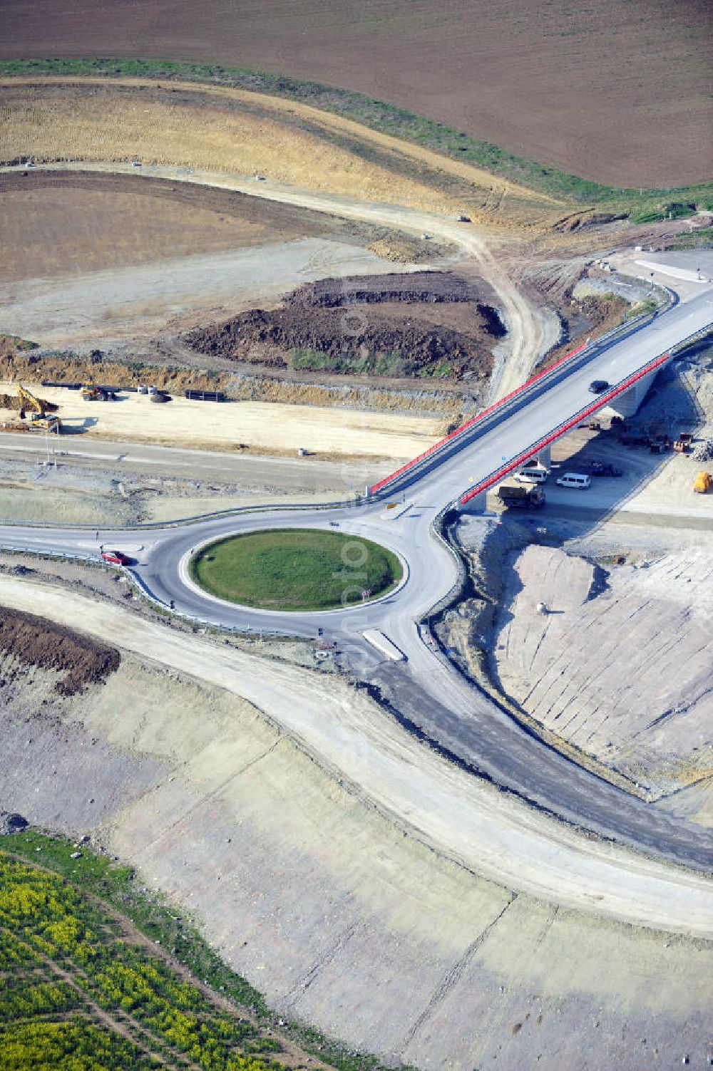 Aerial image Magdala - Blick auf die Bauarbeiten zur Neutrassierung / Verlegung der Bundesautobahn BAB A4 zwischen den Anschlussstellen AS Magdala und Jena/Göschwitz. Bauherr des sechstreifiger Neubau des Autobahnabschnittes ist die DEGES Deutsche Einheit Fernstraßenplanungs- und -bau GmbH. Construction work on the realignment / relocation of the federal motorway A4 motorway between junctions AS Magdalene and Jena / Göschwitz. Die Ingenieurgruppe BEB ist mit der Projektsteuerung beauftragt.