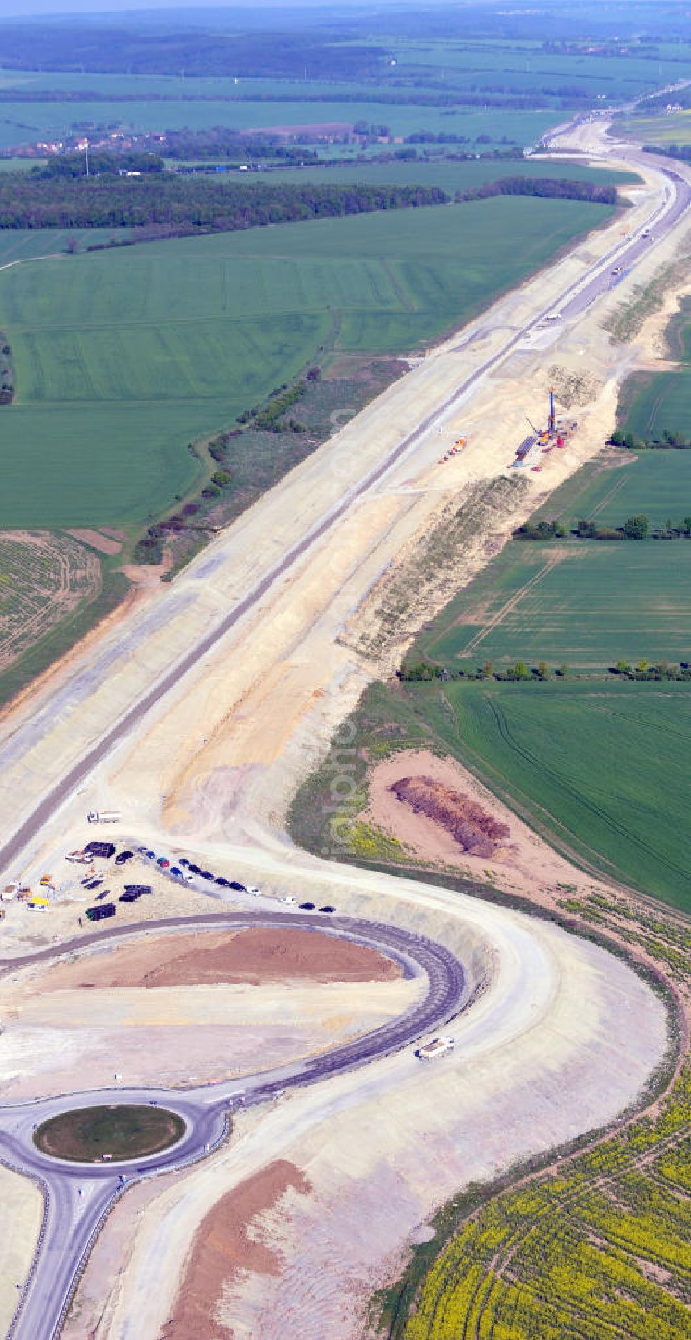 Magdala from above - Blick auf die Bauarbeiten zur Neutrassierung / Verlegung der Bundesautobahn BAB A4 zwischen den Anschlussstellen AS Magdala und Jena/Göschwitz. Bauherr des sechstreifiger Neubau des Autobahnabschnittes ist die DEGES Deutsche Einheit Fernstraßenplanungs- und -bau GmbH. Construction work on the realignment / relocation of the federal motorway A4 motorway between junctions AS Magdalene and Jena / Göschwitz. Die Ingenieurgruppe BEB ist mit der Projektsteuerung beauftragt.