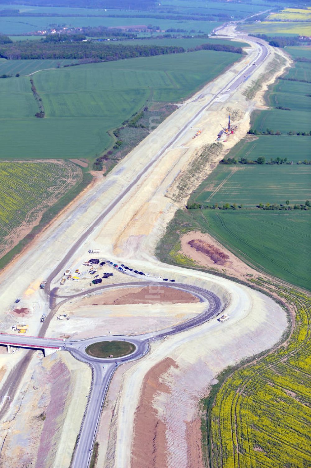 Magdala from the bird's eye view: Blick auf die Bauarbeiten zur Neutrassierung / Verlegung der Bundesautobahn BAB A4 zwischen den Anschlussstellen AS Magdala und Jena/Göschwitz. Bauherr des sechstreifiger Neubau des Autobahnabschnittes ist die DEGES Deutsche Einheit Fernstraßenplanungs- und -bau GmbH. Construction work on the realignment / relocation of the federal motorway A4 motorway between junctions AS Magdalene and Jena / Göschwitz. Die Ingenieurgruppe BEB ist mit der Projektsteuerung beauftragt.