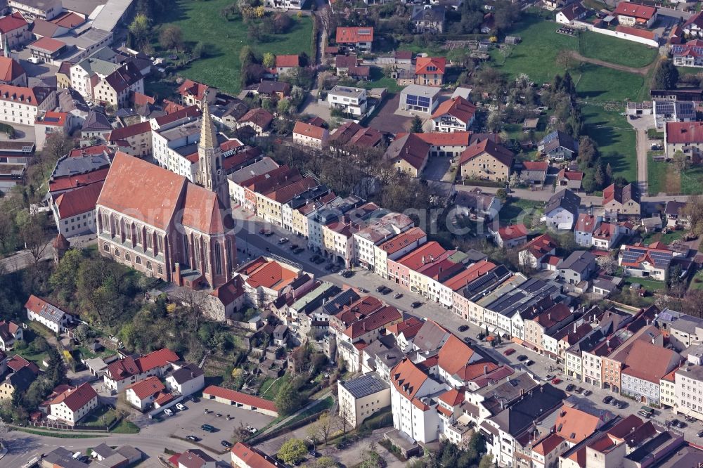 Neuötting from the bird's eye view: Church building in Neuoetting Old Town- center of downtown in Neuoetting in the state Bavaria