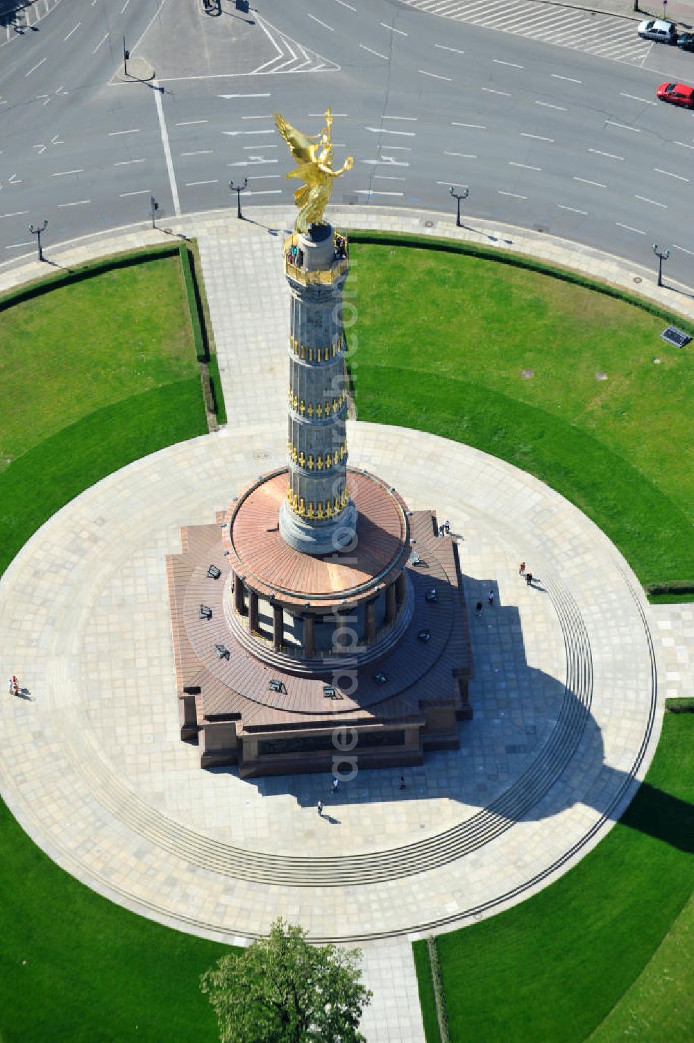 Berlin from the bird's eye view: Blick Neuvergoldete Viktoria auf der restaurierten Siegessäule im Berliner Tiergarten am Großen Stern. Die Siegessäule wurde umfassend renoviert, unter an derem mit einer kompletten Neuvergoldung der Viktoria. View of the Victory Column in Berlin's Tiergarten.The Victory Column is completely renovated, including a complete new gilding of Victoria.