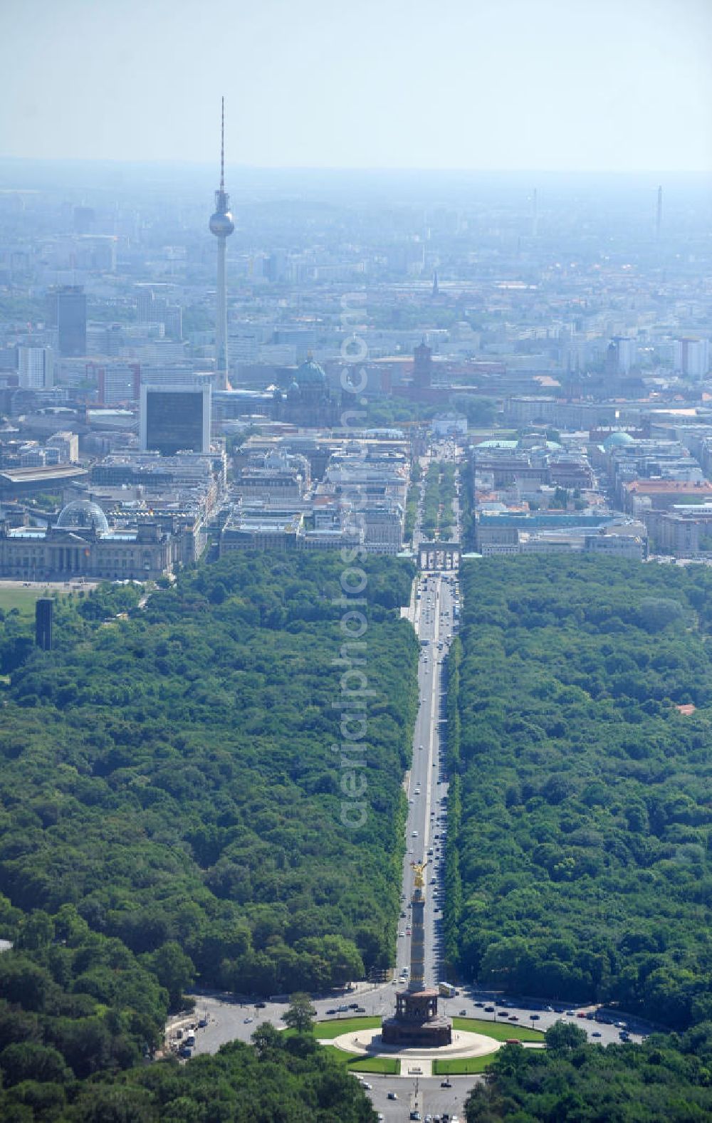 Aerial image Berlin - Blick Neuvergoldete Viktoria auf der restaurierten Siegessäule im Berliner Tiergarten am Großen Stern. Die Siegessäule wurde umfassend renoviert, unter an derem mit einer kompletten Neuvergoldung der Viktoria. View of the Victory Column in Berlin's Tiergarten.The Victory Column is completely renovated, including a complete new gilding of Victoria.