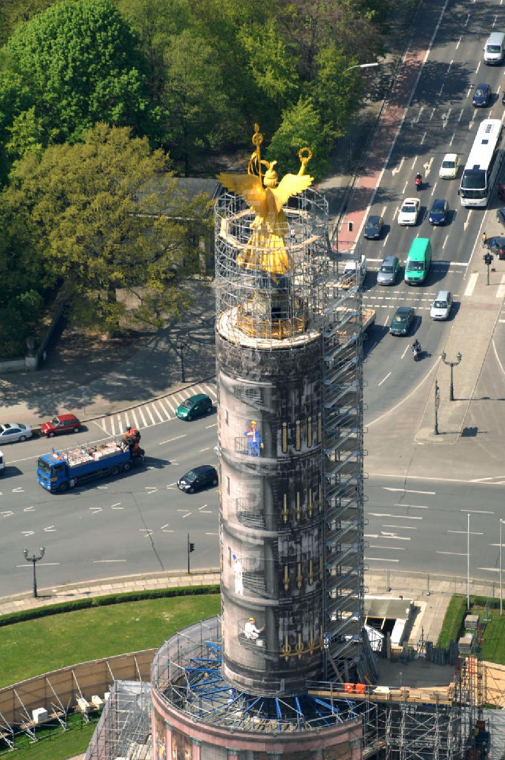 Aerial photograph Berlin - Blick auf die wegen Baumaßnahmen verhüllte und eingerüstete Siegessäule im Berliner Tiergarten. Derzeit wird die Siegessäule umfassend renoviert, unter an derem mit einer kompletten Neuvergoldung der Viktoria. View of the construction work at the Victory Column in Berlin's Tiergarten. Currently, the Victory Column is completely renovated, including a complete new gilding of Victoria.