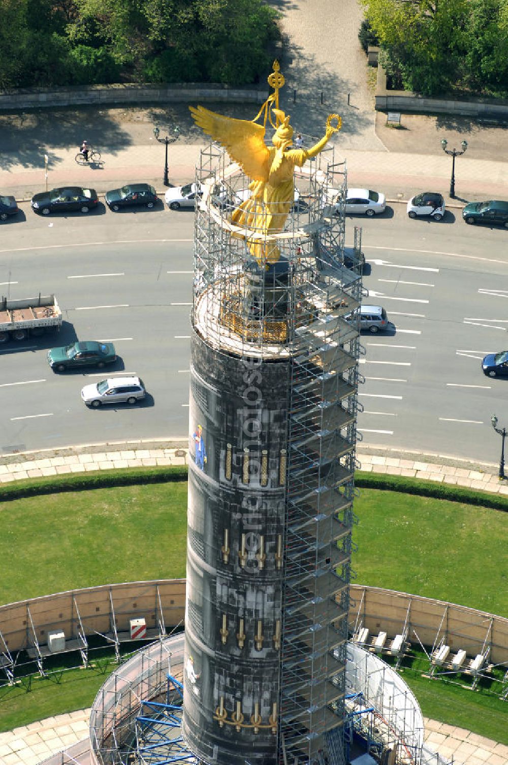 Berlin from above - Blick auf die wegen Baumaßnahmen verhüllte und eingerüstete Siegessäule im Berliner Tiergarten. Derzeit wird die Siegessäule umfassend renoviert, unter an derem mit einer kompletten Neuvergoldung der Viktoria. View of the construction work at the Victory Column in Berlin's Tiergarten. Currently, the Victory Column is completely renovated, including a complete new gilding of Victoria.