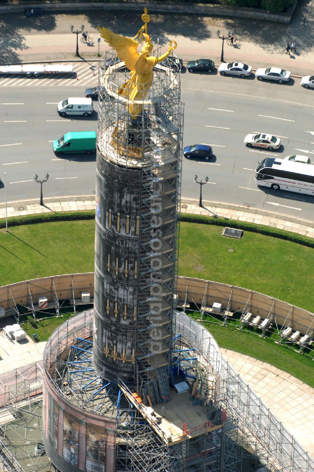 Berlin from the bird's eye view: Blick auf die wegen Baumaßnahmen verhüllte und eingerüstete Siegessäule im Berliner Tiergarten. Derzeit wird die Siegessäule umfassend renoviert, unter an derem mit einer kompletten Neuvergoldung der Viktoria. View of the construction work at the Victory Column in Berlin's Tiergarten. Currently, the Victory Column is completely renovated, including a complete new gilding of Victoria.