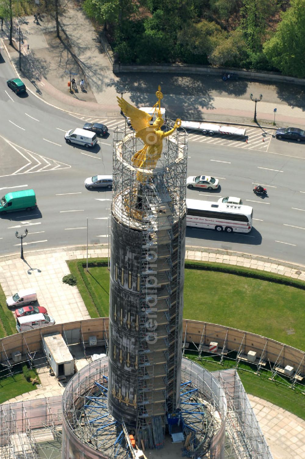 Aerial image Berlin - Blick auf die wegen Baumaßnahmen verhüllte und eingerüstete Siegessäule im Berliner Tiergarten. Derzeit wird die Siegessäule umfassend renoviert, unter an derem mit einer kompletten Neuvergoldung der Viktoria. View of the construction work at the Victory Column in Berlin's Tiergarten. Currently, the Victory Column is completely renovated, including a complete new gilding of Victoria.