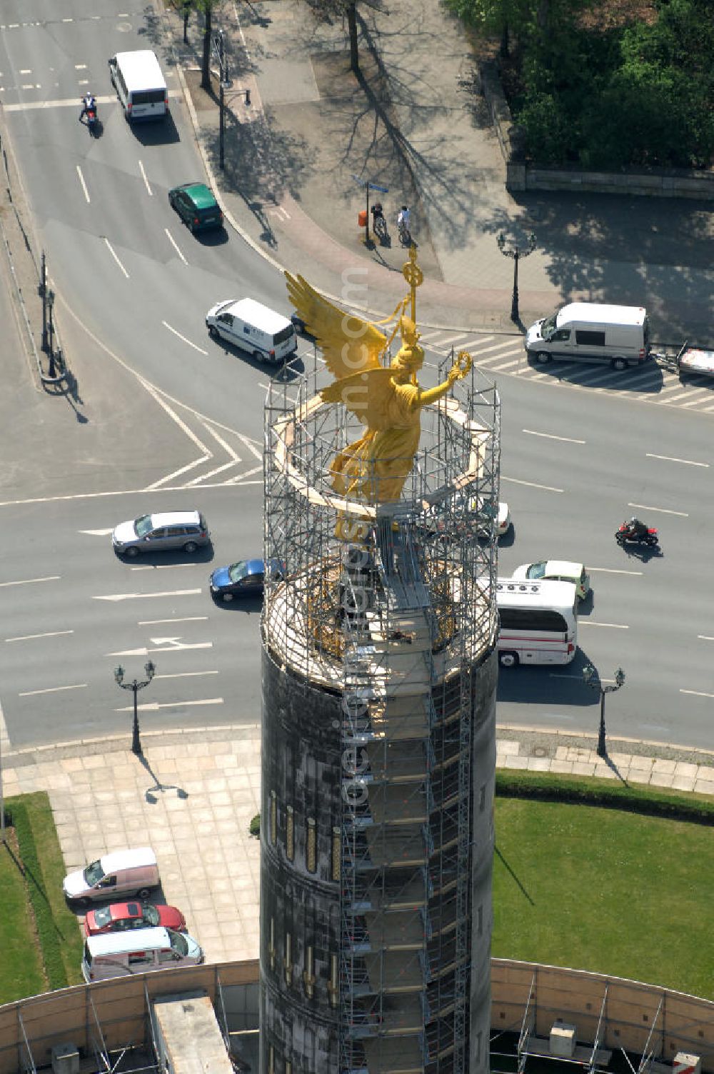 Aerial photograph Berlin - Blick auf die wegen Baumaßnahmen verhüllte und eingerüstete Siegessäule im Berliner Tiergarten. Derzeit wird die Siegessäule umfassend renoviert, unter an derem mit einer kompletten Neuvergoldung der Viktoria. View of the construction work at the Victory Column in Berlin's Tiergarten. Currently, the Victory Column is completely renovated, including a complete new gilding of Victoria.