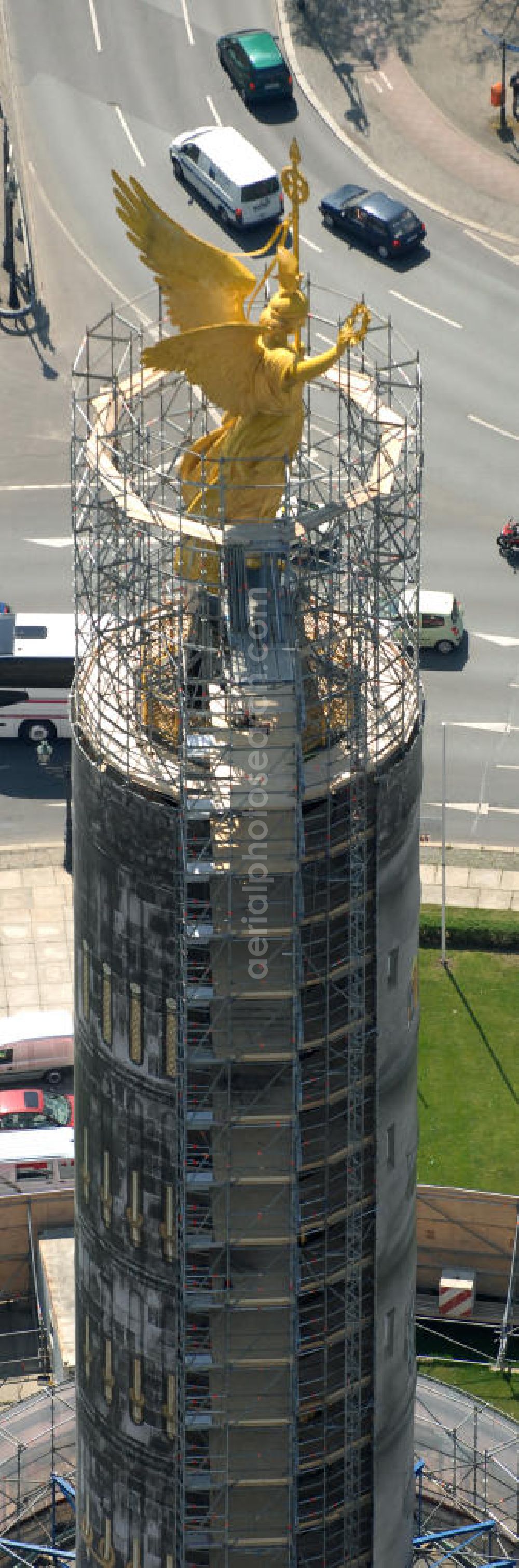 Berlin from above - Blick auf die wegen Baumaßnahmen verhüllte und eingerüstete Siegessäule im Berliner Tiergarten. Derzeit wird die Siegessäule umfassend renoviert, unter an derem mit einer kompletten Neuvergoldung der Viktoria. View of the construction work at the Victory Column in Berlin's Tiergarten. Currently, the Victory Column is completely renovated, including a complete new gilding of Victoria.