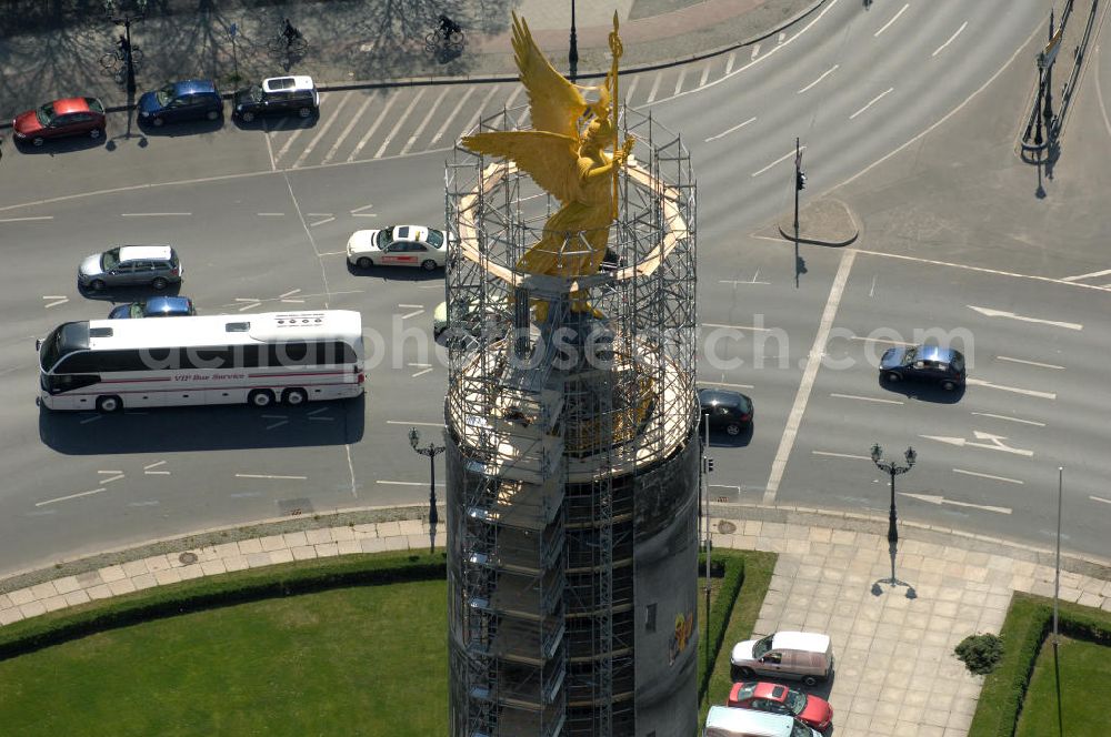 Berlin from the bird's eye view: Blick auf die wegen Baumaßnahmen verhüllte und eingerüstete Siegessäule im Berliner Tiergarten. Derzeit wird die Siegessäule umfassend renoviert, unter an derem mit einer kompletten Neuvergoldung der Viktoria. View of the construction work at the Victory Column in Berlin's Tiergarten. Currently, the Victory Column is completely renovated, including a complete new gilding of Victoria.