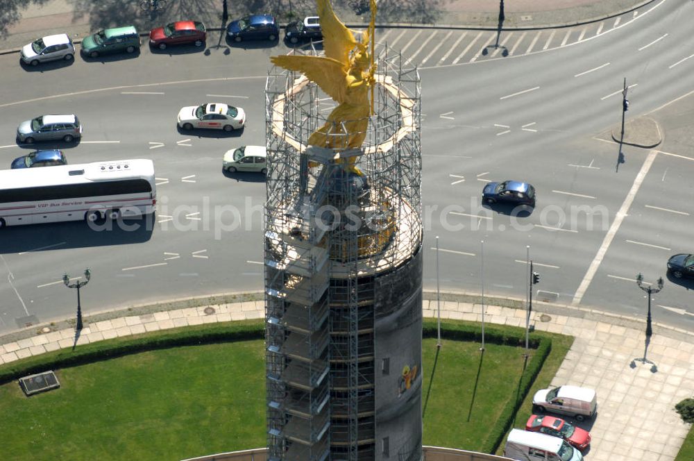 Aerial image Berlin - Blick auf die wegen Baumaßnahmen verhüllte und eingerüstete Siegessäule im Berliner Tiergarten. Derzeit wird die Siegessäule umfassend renoviert, unter an derem mit einer kompletten Neuvergoldung der Viktoria. View of the construction work at the Victory Column in Berlin's Tiergarten. Currently, the Victory Column is completely renovated, including a complete new gilding of Victoria.